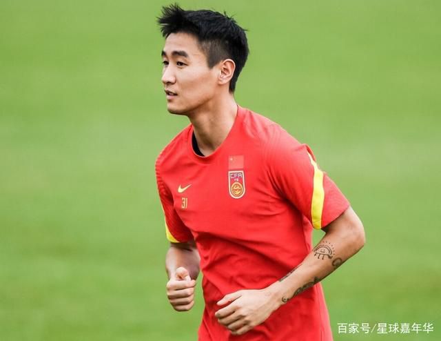 高中生Sutter（迈尔斯·特勒 Miles Teller 饰）不学无术，爱泡妞、爱饮酒，同窗都把他当笑话看。女伴侣Cassidy甩了他和学生会主席在一路后，他不但喝了良多酒，还醉驾，早上醒来时发现本身正躺在Aimee家的草坪上。Aimee（谢琳·伍德蕾 Shailene Woodley 饰）和Sutter分歧，是一个当真念书的女孩，和妈妈还有继父住在一路，爱看科幻小说，没交过男伴侣。本来八棍子撂不着的两人竟发生了奇异的交集。Sutter让Aimee帮她补习数学，Aimee怅然承诺。两小我的豪情敏捷升温，配合分享着彼此的芳华。但是结业期近，Aimee就要往费城念书了；两个年轻人也有着各自的家庭题目。他们将若何走向明天？